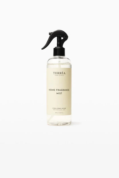 Terréa Home Fragrance Mist 500 ml in citrus, cedar and vetiver, spray bottle on a pale background